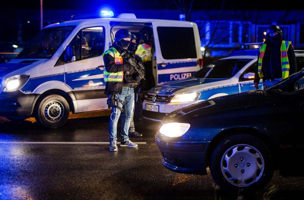 Polizisten kontrollieren an der Deutsch-Französischen Grenze in Kehl Fahrzeuge.