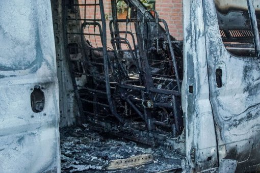 In Herrenberg ist in der Nacht auf Sonntag ein Lieferwagen komplett ausgebrannt. Das Feuer drohte auf ein Wohnhaus überzugreifen.  Foto: SDMG