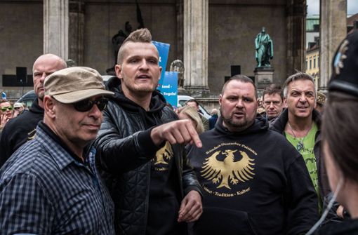 Der rechte Rapper Chris Ares (Mitte) bei einer AfD-Kundgebung im April 2016 in München. Foto: imago/ZUMA Press/imago stock&people