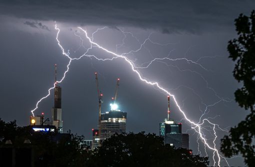 Blitze schlagen am 11. Juli über Hochhäusern in Frankfurt am Main ein. Foto: dpa/Frank Rumpenhorst