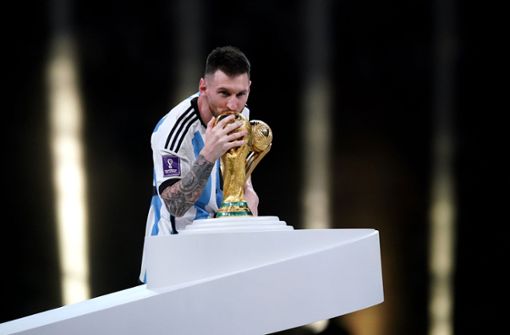 Lionel Messi küsste die WM-Trophäe nach dem Sieg im Endspiel. Foto: dpa/Mike Egerton