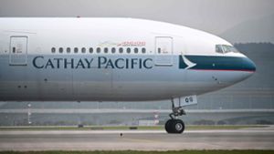Cathay Pacific hat einer Flugbegleiterin unter fragwürdigen Bedingungen gekündigt. Foto: AFP
