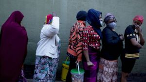 Bedürftige in Pretoria warten auf Spenden Foto: Imago/Zuma Wire