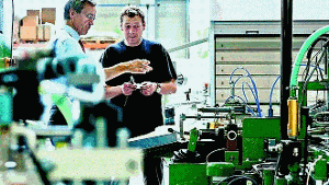 Heinrich Peitz (l.) und ein Mitarbeiter: Kunden wollen sparsame Maschinen mit geringem Energieverbrauch.  Foto: Weyhmüller