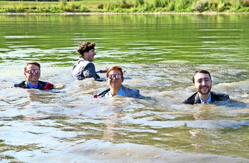 Im Anzug sind die Mitglieder ins Wasser gesprungen. Foto: Lichtgut/Willikonsky
