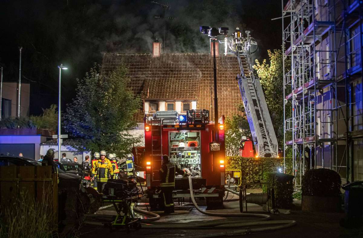 Die Feuerwehr beim Löscheinsatz in der Nacht zum Donnerstag Foto: 7aktuell/Simon Adomat