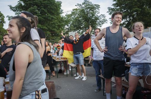 Im Biergarten im Schlossgarten schauten sich Fans die EM-Partie zwischen Deutschland und Frankreich gemeinsam an. In unserer Fotostrecke zeigen wir, wie Stuttgarter das Deutschland-Spiel erlebten. Foto: Lichtgut/Julian Rettig