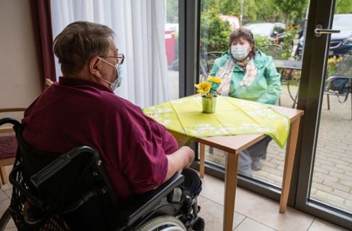 Corona-Ausbrüche in Alten- und Pflegeheimen können die örtliche Infektionsrate sprunghaft ansteigen lassen. Foto: dpa/Christophe Gateau