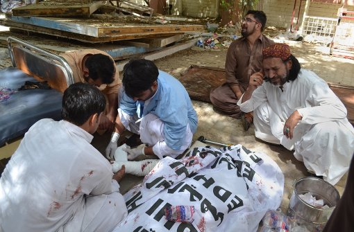 Mehr als 112 Verletzte und mindestens 70 Tote – Angehörige der Opfer des Selbstmordanschlags in Pakistan trauern um die Opfer. Foto: AP