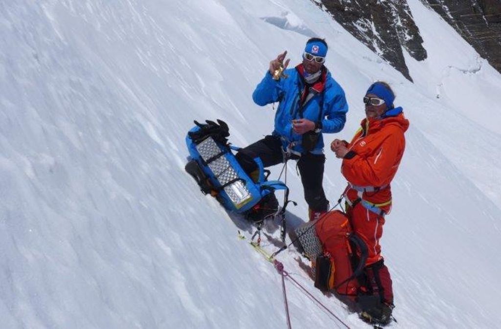Klemens Bichler und Andy Holzer (rechts) rasten am Steilhang des Nordsattels auf 6850 Meter.