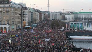Eindrucksvolle Kulisse: Mindestens 50 000 Menschen gingen  am Freitagabend in Hamburg für Demokratie und gegen rechts auf die Straße. Wieviele werden es am Wochenende in Stuttgart sein? Foto: epd/Stephan Wallocha