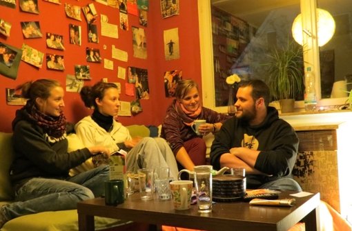 Gesa Pauer, Maren Munch, Vicky Schmidt, Florian Budnik (v.l.) und Kater Trotzki sitzen gerne zusammen im gemütlichen WG-Wohnzimmer. Foto: Julia Barnerßoi