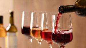 Seit Jahren wird immer mehr Weißwein getrunken, auch wenn derzeit Rotwein noch leicht vorne liegt. Und jede zehnte Flasche im Einkaufskorb ist ein Rosé.  Foto: Adobe Stock