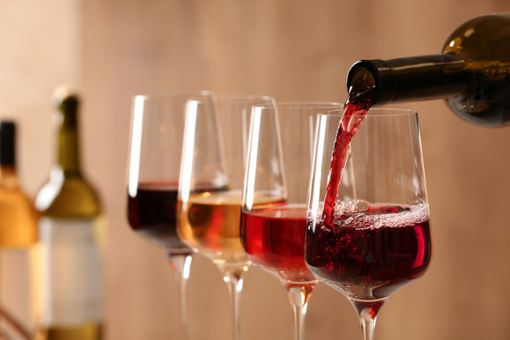 Seit Jahren wird immer mehr Weißwein getrunken, auch wenn derzeit Rotwein noch leicht vorne liegt. Und jede zehnte Flasche im Einkaufskorb ist ein Rosé.  Foto: Adobe Stock