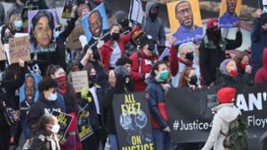 Zahlreiche Demonstranten versammelten sich zum Prozessauftakt in Minneapolis. Foto: AFP/SCOTT OLSON