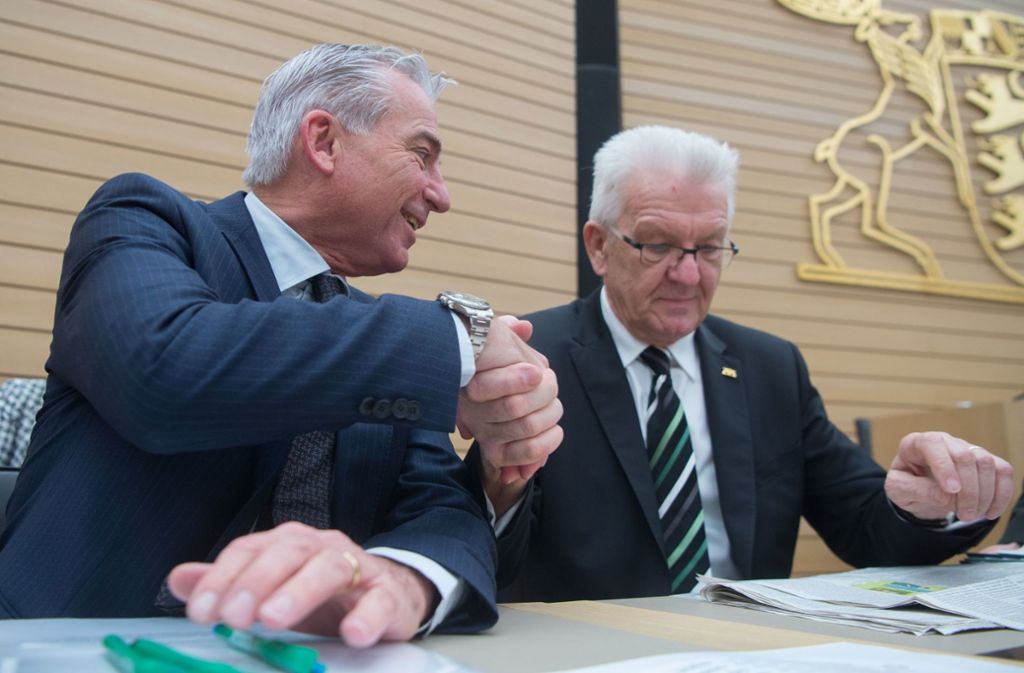 Ministerpräsident Winfried Kretschmann (Grüne) (re.) und Innenminister Thomas Strobl (CDU) auf der Regierungsbank im Landtag