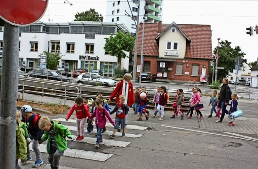 Zwei Straßen und auch noch Bahngleise: Wer hat hier Vorfahrt? Die Kindergruppe kommt  am  gefährlichen Eck Hohenheimer Straße/Max-Lang-Straße vorbei. Foto: Natalie Kanter