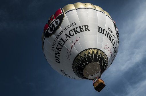 Ein Dinkelacker-Heißluftballon schwebt über Stuttgart. Foto: Lichtgut/Max Kovalenko