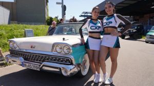 Cheerleader und heiße Schlitten begeistern die Autofans