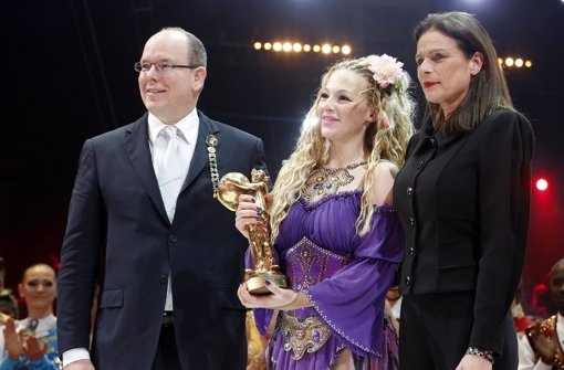 Am Dienstagabend fand die Preisverleihung beim Internationalen Zirkusfestival von Monte-Carlo statt. Prinzessin Stéphanie (rechts) und Fürst Albert überreichten dabei die goldenen, silberenen und bronzenen Clowns. Eine Gewinnerin des Goldenen Clowns war die russische Artistin Anastasia Fedotova-Stykan. Foto: dpa