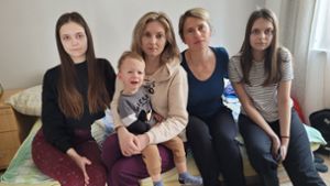 Ludmilla Kovalyk mit Sohn Demian auf dem Schoß, den Zwillingen Kristina und Darina. Ihre   Freundin Yuliya Kostiv (zweite von rechts) hat die Familie in Ilvesheim aufgenommen. Foto: priv/at