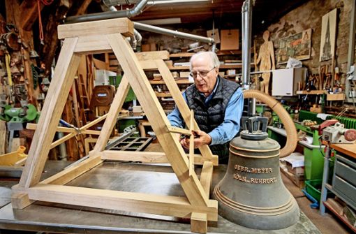 Für die neueste  Errungenschaft –   eine alte Schiffsglocke aus Gussstahl – hat Fritz Hanßmann einen Glockenstuhl konstruiert.Weihnachtsschmuck und andere Geschenkartikel  bringen Geld in die Kasse.Weihnachtsschmuck und andere Geschenkartikel  bringen Geld in die Kasse. Foto: factum/Weise/Bach
