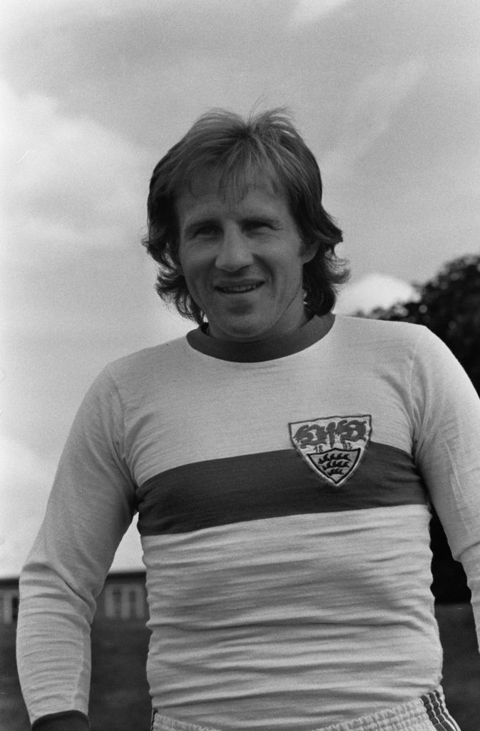 Mit Brustring und VfB-Wappen, aber sonst recht schlicht war das Trikot des VfB Stuttgart zur Saison 1974/1975.