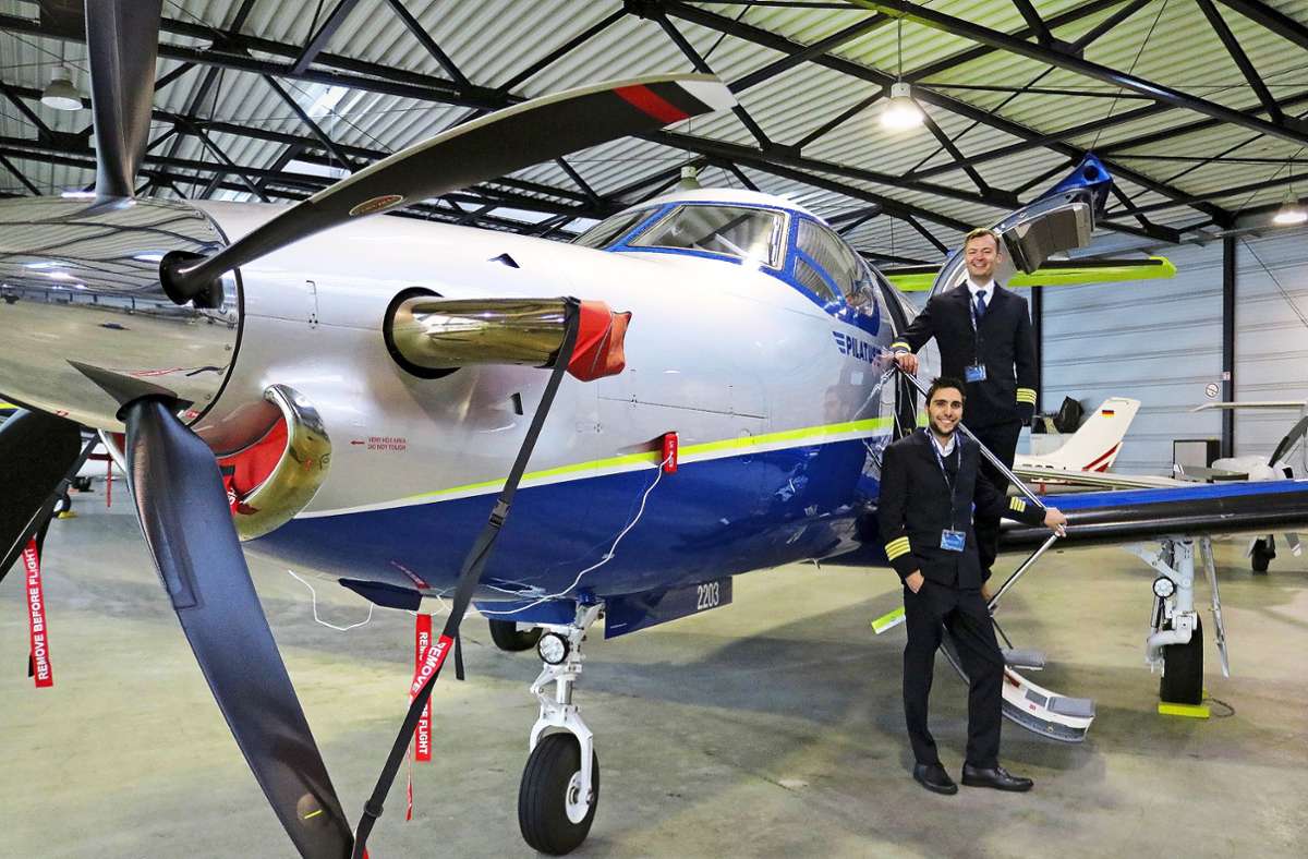 Tim Mayer (vorne) ist Chef  des Unternehmens, Oliver Braun einer von vier Piloten, die die Pilatus in seinem Auftrag fliegen. Foto: Eva Herschmann