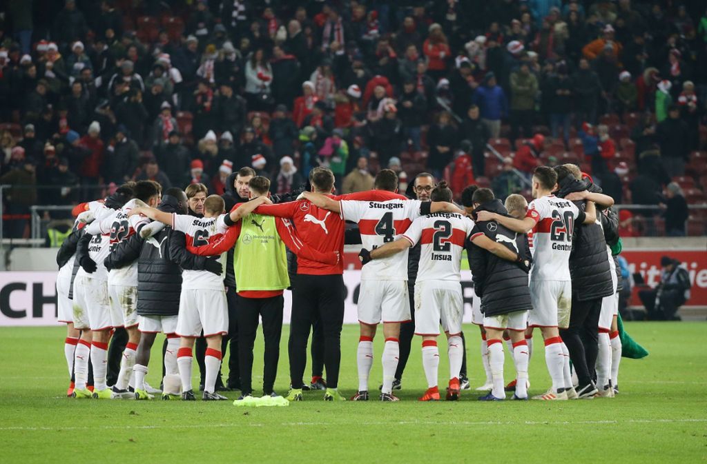Die Mannschaft des VfB Stuttgart steht nach dem 2:1 gegen Hertha BSC zusammen – und kurz darauf stützt sie ihren Kapitän Christian Gentner in einer schweren StundeFoto:Pressefoto Baumann