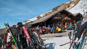 In der Berghütte einkehren und die Skier im Auge behalten ist nicht immer möglich. Foto:  