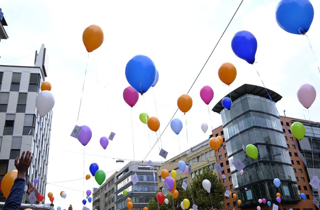 Den Schlusspunkt setzten 200 bunte Luftluftballons, mit denen die Botschaft des Tages in den Himmel stieg: „Positive sind nicht infektiös“.