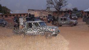 Fahrzeuge der nigerianischen Armee in einem Gebiet, in dem bewaffnete Männer Medienberichten zufolge Dutzende Schulkinder entführt haben. Foto: AP/dpa