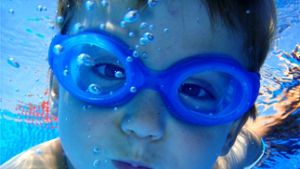 Grundsätzlich sollten Freibadbesucher nur mit Schwimmbrille ins Becken steigen. Das gilt insbesondere für Kontaktlinsenträger, sagen Augenexperten. Foto:  