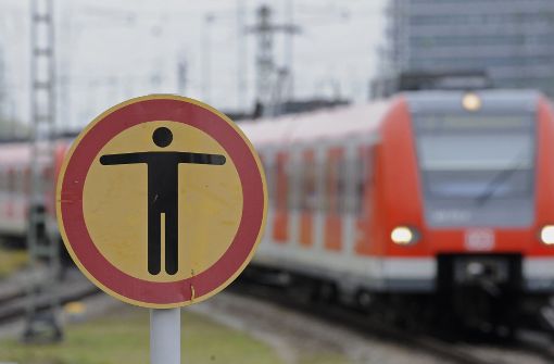 Der 51-Jährige, der am Bahnhof in Stuttgart-Zuffenhausen ins Gleis stürzte, blieb unverletzt. Foto: dpa