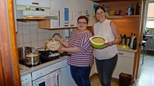 Köchin Kerstin Riedl (links) und Vereinsvorsitzende Bettina Stumpf in der Mini-Küche der Kapellenzwerge. Foto:  