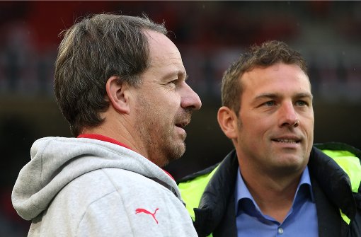 Nach der Pleite gegen Markus Weinzierl  (re.) musste VfB-Trainer Alexander Zorniger gehen Foto: Baumann