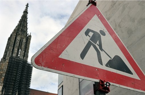 Straßenschild  am Ulmer Münster:   Religion und Glaube werden  zur Dauerbaustelle. Foto: dpa