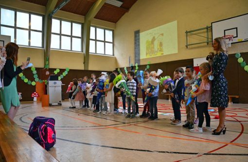 Schultüten und gute Laune: Die neue 1b der Philipp-Matthäus-Hahn-Schule Foto: /Peter Meuer