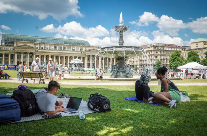 Stuttgart: Sommerwetter lockt Menschen in die City