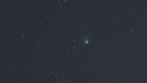 Mittig rechts zu erkennen: der grüne Komet C/2022 E3 Foto: dpa/Thomas Lindemann