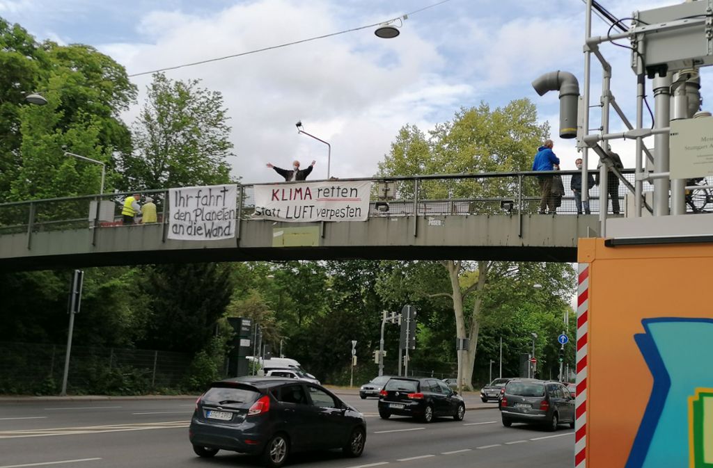Die Bürgerinitiative Neckartor zeigt ihre Banner. Foto: Andreas Rosar Fotoagentur Stuttgart