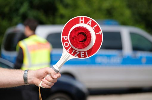 Bei Verkehrskontrollen am Donnerstag in Stuttgart-Ost legten die Polizeibeamten ihr Augenmerk auf Rotlichtverstöße, nicht angelegte Sicherheitsgurte und die Benutzung von Mobiltelefonen. (Symbolbild) Foto: dpa/Sebastian Willnow