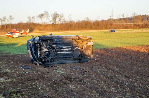 Bei einem Unfall auf der A81 bei Pleidelsheim wurden vier Personen verletzt. Foto: SDMG