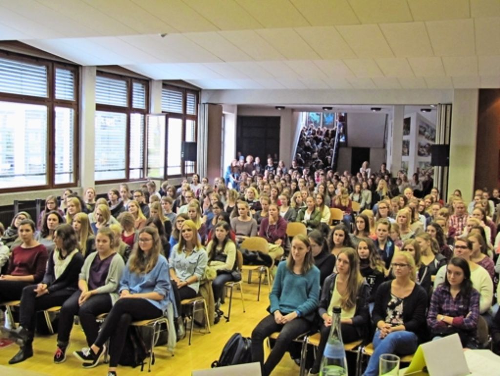 Die Schülerinnen des St-Agnes-Gymnasiums    beteiligten sich mit Fragen und Beiträgen an der Podiumsdiskussion. Foto: Manuel Kern