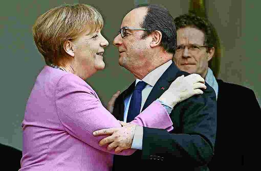 Treffen von Kanzlerin Angela Merkel und Präsident Francois Hollande vor einem Monat im Pariser Elysee-Palast: Herzliche Gesten, kein Ertrag. Foto: EPA