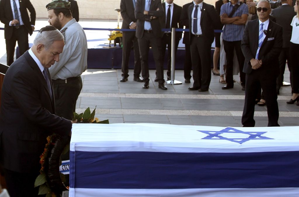 Israels Premierminister Benjamin Netanyahu am Sarg von Schimon Peres.
