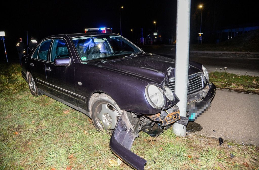 Ein betrunkener Mann verursachte einen Unfall in Ostfildern.