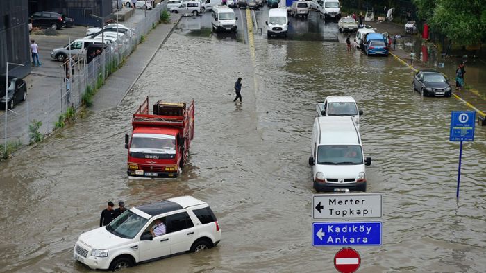 Starke Überschwemmungen sorgen für Verkehrschaos