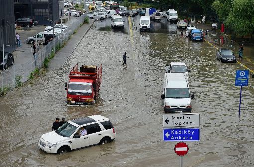 Nach starken Regenfällen kam es in Istanbul zu überfluteten Straßen. Foto: AFP