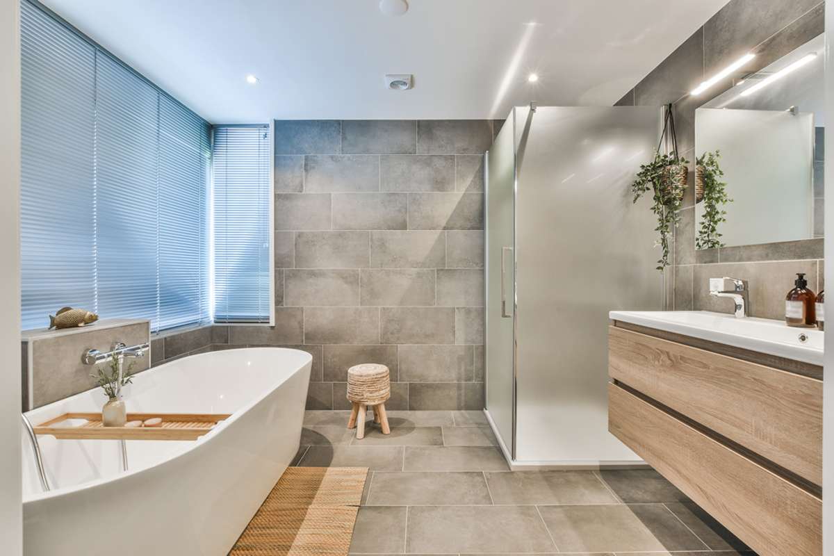 Dusche oder Badewanne: Wo spart man mehr Geld? Foto: Procreators / shutterstock.com